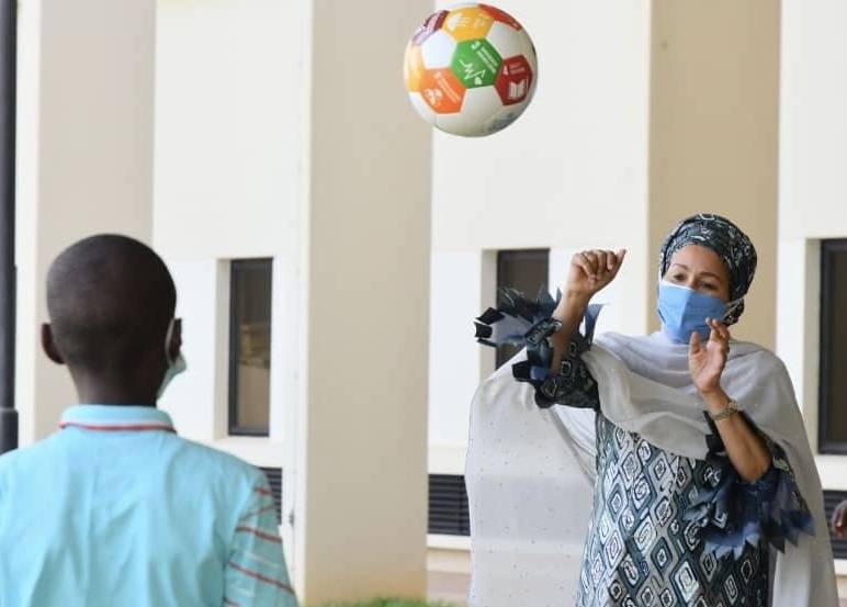 FNs nestleder Amina Mohammed blir med på #TakeTheBall-kampanjen. Foto: UN Photo / Daniel Getachew